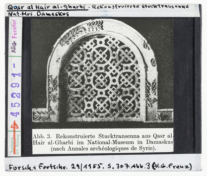 Vorschaubild Qasr al-Hair al Gharbi: Rekonstruierte Stucktransenna. Nationalmuseum, Damaskus 